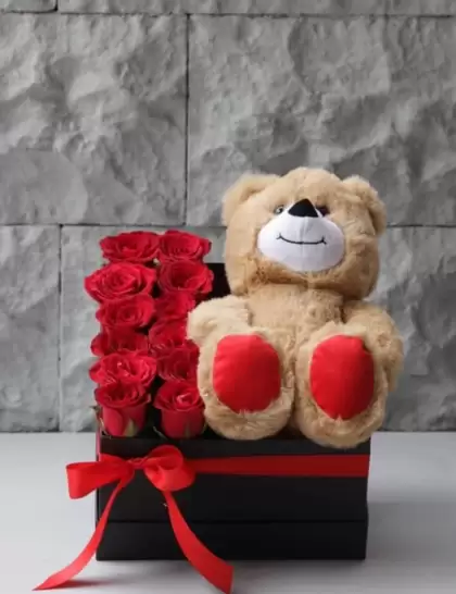 Kutuda gül ve peluş ayıcık